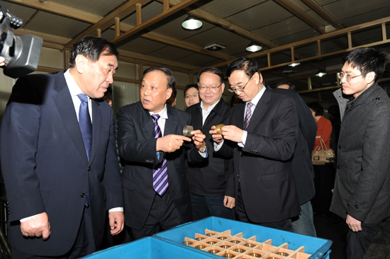 中國紡織工業(yè)聯(lián)合會王天凱會長、高勇副會長、徐文英副會長視察同和公司，并與崔桂生董事長親切交流